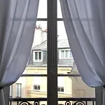 Quartier Champs-elysees Bed & Breakfast 4*