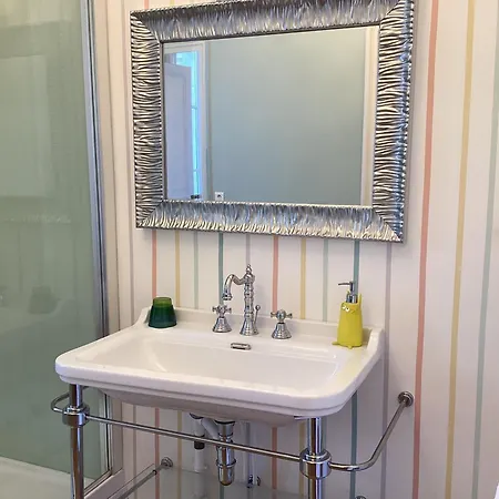 Quartier Champs-elysees Bed & Breakfast Paris